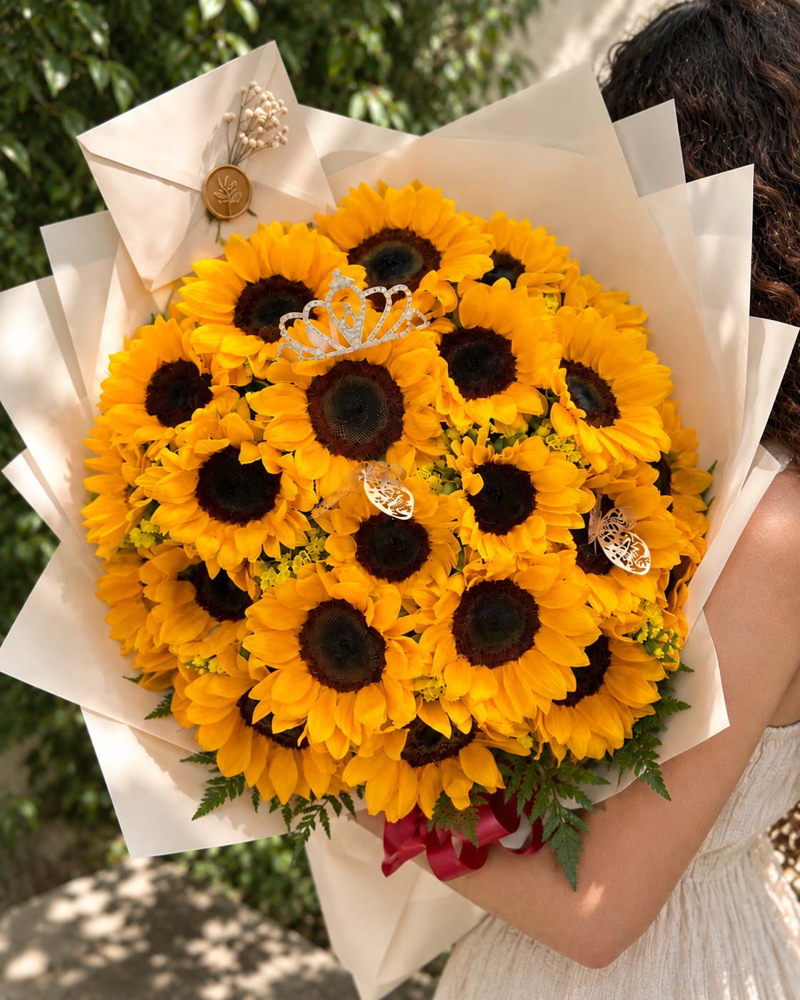 Ramo de girasoles envuelto en papel crema