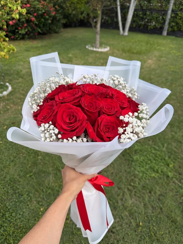 Ramo de 12 rosas rojas con baby's breath en wrap blanco